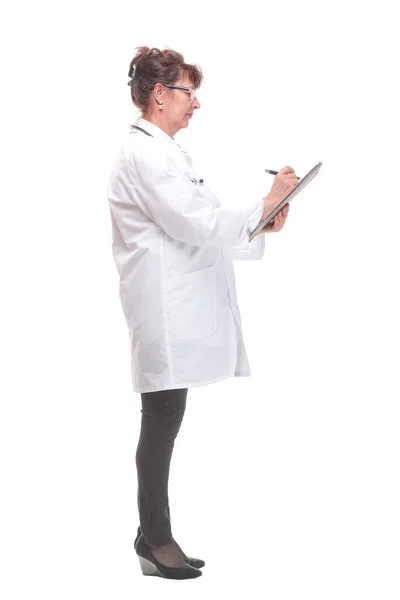 Vista lateral del médico femenino llenando el formulario médico en el portapapeles —  Fotos de Stock