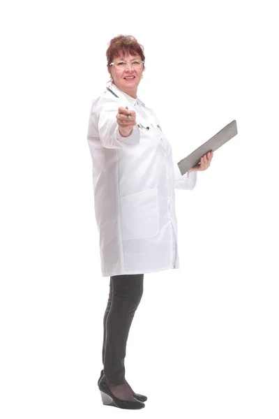 Kadın tıp doktorunun kamerayı işaret eden yan görüş portresi — Stok fotoğraf