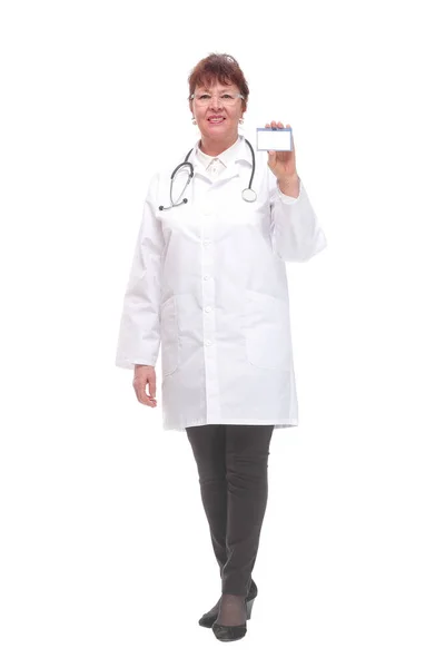 Médica sênior mostrando cartão de visita em um fundo branco — Fotografia de Stock