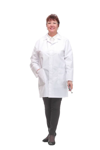 Enfermera de mediana edad médico mujer sobre fondo aislado mirando con confianza a la cámara con sonrisa. —  Fotos de Stock