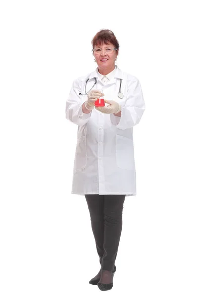 Vista frontal del médico mujer madura en traje médico sosteniendo vaso de precipitados — Foto de Stock
