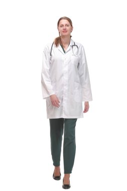 Kadın doktor kameraya doğru yürüyor.