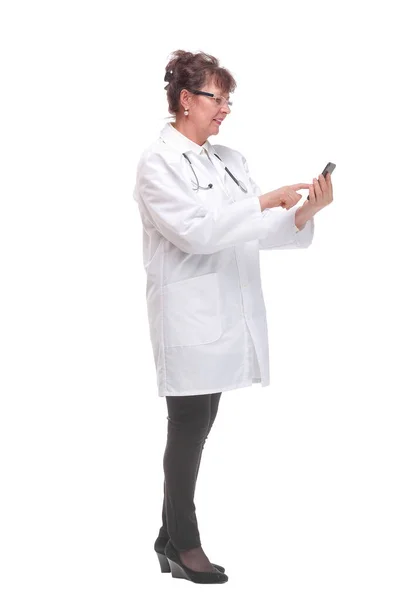 Πλευρική άποψη του γυναικείου γιατρού κρατώντας smartphone απαντώντας σε ασθενείς με λευκό φόντο — Φωτογραφία Αρχείου