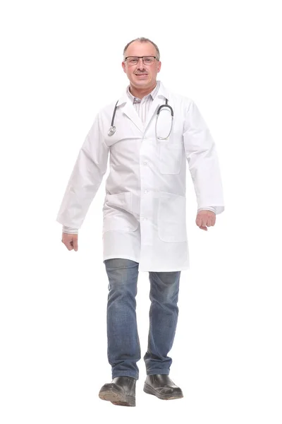 Beyaz üzerinde yürüyen erkek doktorun tam boy portresi. — Stok fotoğraf