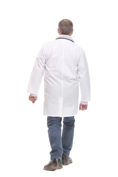 Rückenansicht des wandernden Arztes im eiligen Gewand, um dem Patienten zu helfen. — Stockfoto