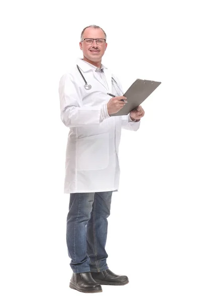 Visão lateral do médico masculino concentrado que escreve relatórios — Fotografia de Stock