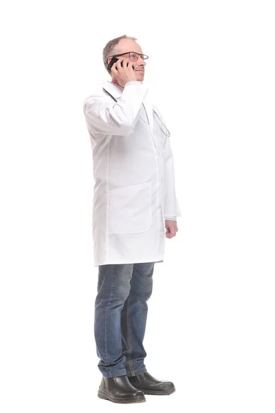 Vista laterale di un bel medico di sesso maschile che utilizza o parla sopra o presenta smartphone — Foto Stock