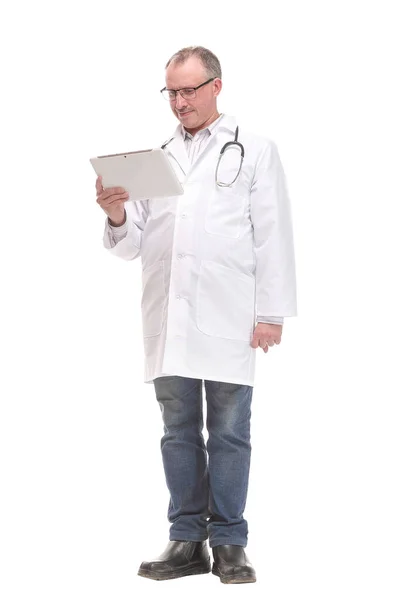 Pemandangan depan dokter tersenyum dengan komputer tablet. Terisolasi di atas latar belakang putih — Stok Foto