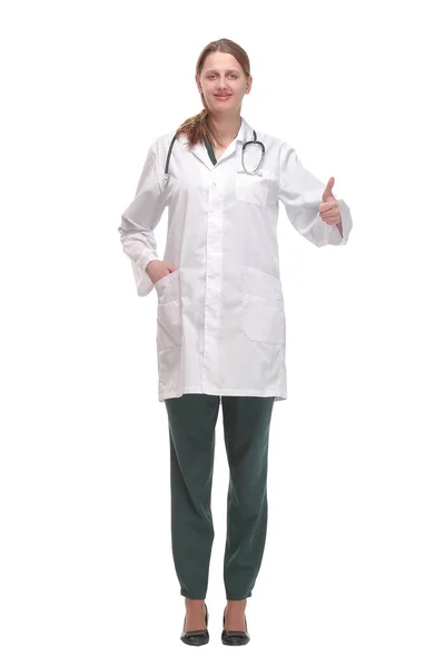 Volle Länge der lächelnden Ärztin mit Stethoskop — Stockfoto
