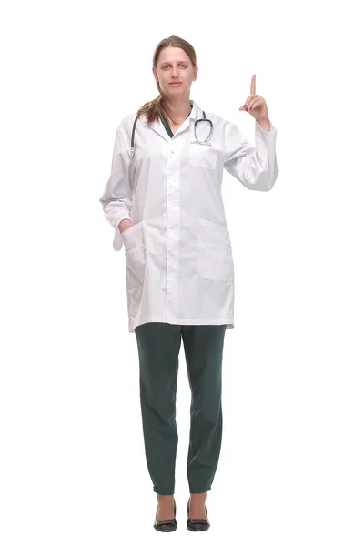 Retrato de una atractiva joven doctora o enfermera con estetoscopio en uniforme blanco de pie con las palmas hacia arriba presentando algo — Foto de Stock