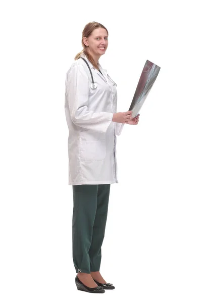 Visão frontal de uma médica vestindo estetoscópio e óculos olhando para um raio-x — Fotografia de Stock