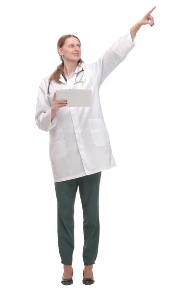 Retrato de cuerpo entero de mujer doctora, sosteniendo tableta — Foto de Stock