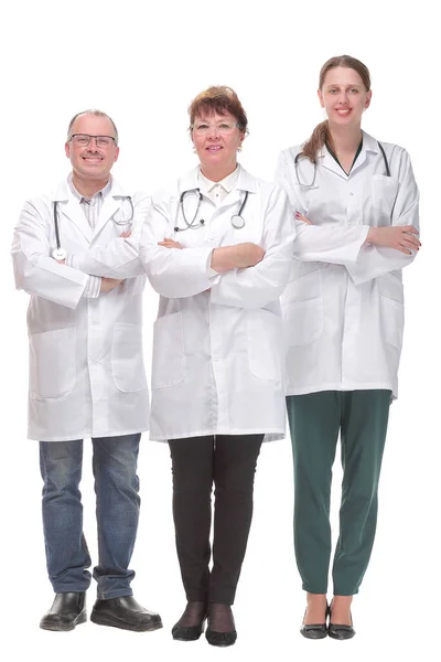Equipo de médicos de pie brazos cruzados y sonriendo a la cámara — Foto de Stock