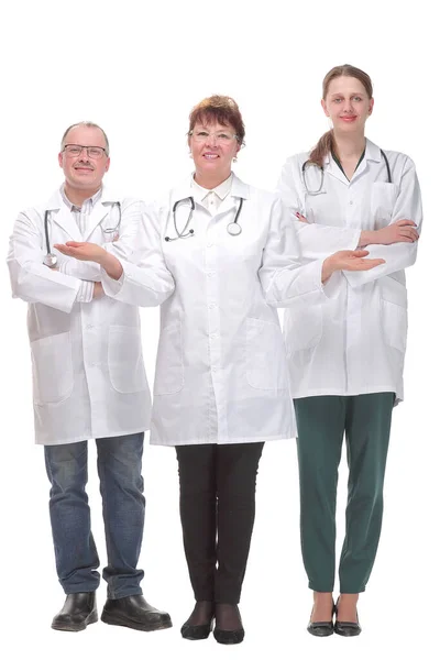 Team di medici in piedi braccia incrociate e sorridente alla fotocamera — Foto Stock