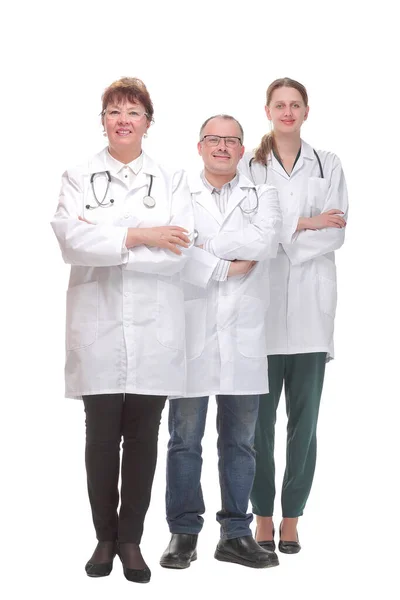 Equipe de médicos de pé braços cruzados e sorrindo para a câmera — Fotografia de Stock