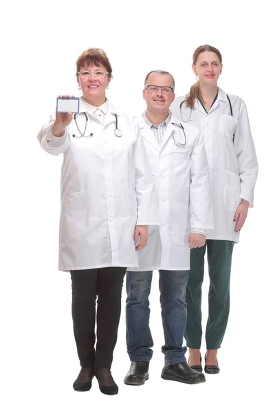 Вид спереду медсестер і лікар, що показує порожню візитку — стокове фото