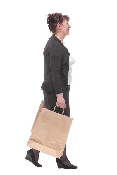 Foto do estúdio da vista lateral da mulher bonita que anda, carregando sacos de compras — Fotografia de Stock