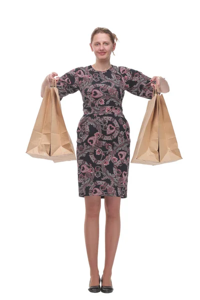 Studio portret van een mooie jonge vrouw, in een kleurrijke outfit, bedrijf in haar handen een paar shopping tassen. — Stockfoto