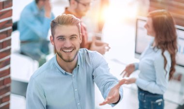 Parlak modern ofis içinde mutlu genç iş adamı portresi
