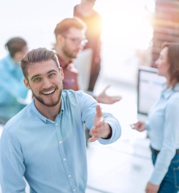 Parlak modern ofis içinde mutlu genç iş adamı portresi