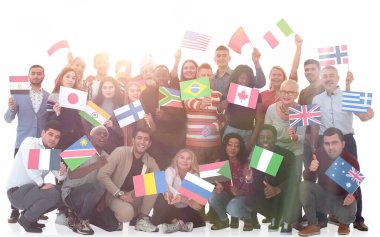 Farklı ülkelerde bayrakları olan bir grup insan