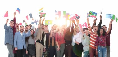 Bayrakları olan insanlar yukarı bakıyor - beyaz arka planda izole edilmiş