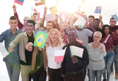 Havalı bir grup insan, kadın ve erkek bayraklarla mutlu ve heyecanlı