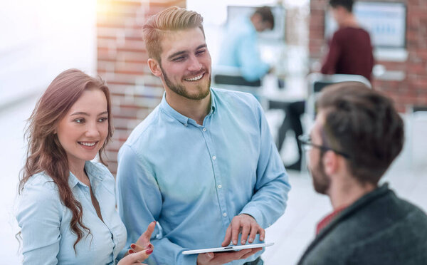 Бизнес-команда с планшетом в офисе
.