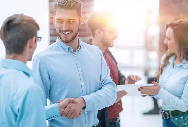 Grupo de empresarios que están de pie y discuten . — Foto de Stock