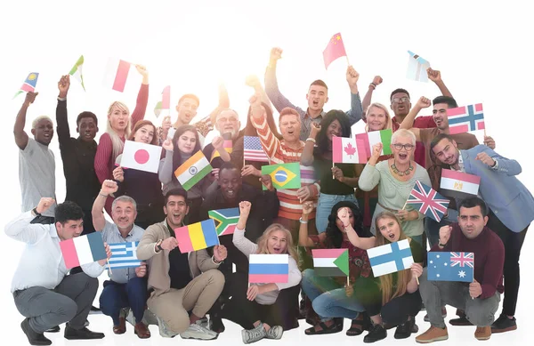 국기를 들고 있는 다국적 그룹의 사람들. — 스톡 사진