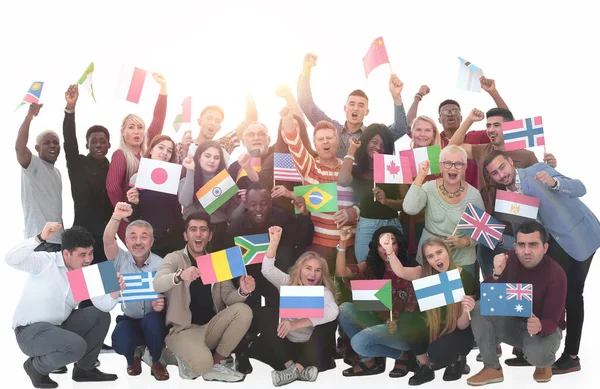 Groupe multinational de personnes avec leurs drapeaux nationaux . — Photo