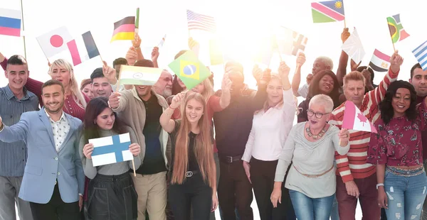 Grupp stolta olika människor med sina nationella flaggor — Stockfoto