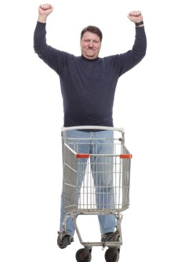 Tam gelişim. Alışveriş arabalı sıradan olgun bir adam. .