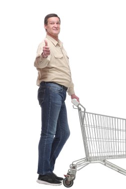 Boş bir alışveriş arabasıyla baş parmak hareketi yapan adamın yan görüntüsü.