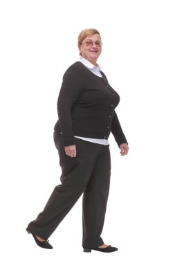 Beyaz arka planda tek başına yürüyen yaşlı bir kadının tam boy profil çekimi