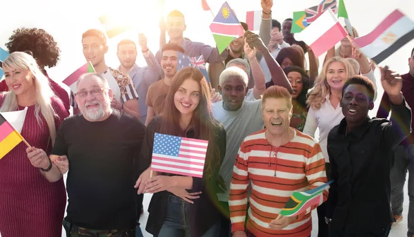 Grupp människor med sina nationella flaggor gå tillsammans . — Stockfoto