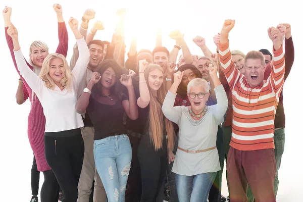 Grupp glada människor som står med händerna upp . — Stockfoto