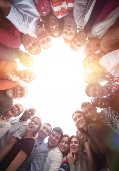 Grupo de pessoas internacionais felizes de pé em círculo — Fotografia de Stock
