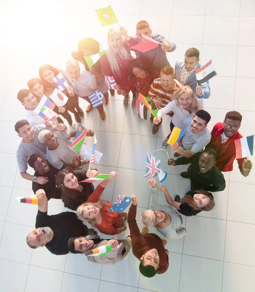 Vista superior de las personas con banderas de pie en círculo — Foto de Stock