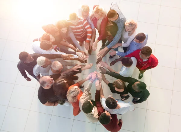 Grupo de personas con las manos juntas - conceptos de trabajo en equipo — Foto de Stock