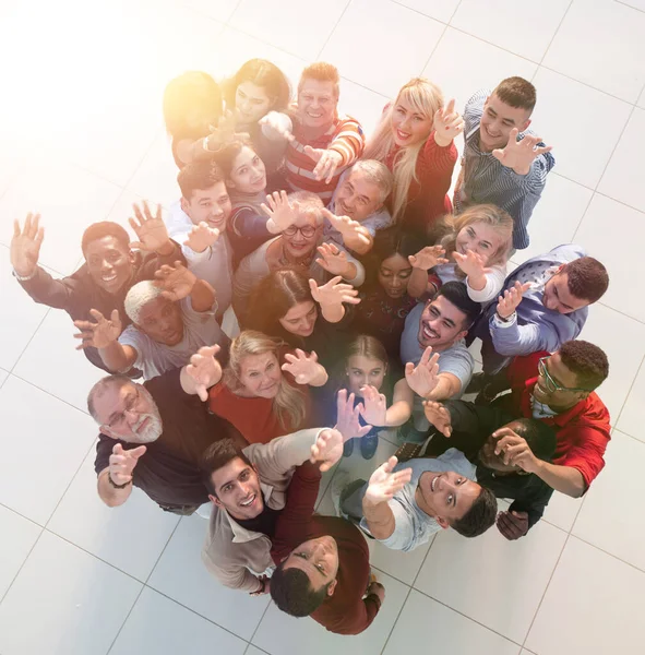 Multiethnische Gruppe von Menschen, die mit erhobenen Händen zusammenstehen — Stockfoto