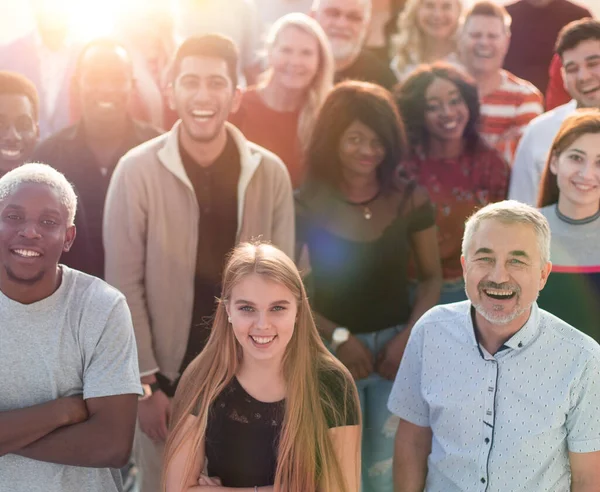 Multietnisk grupp av olika människor som står tillsammans. — Stockfoto