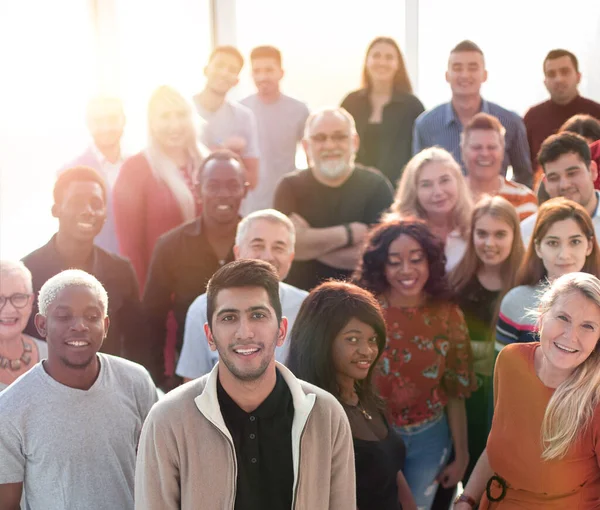 Grupp av multietniska affärsmän stående — Stockfoto