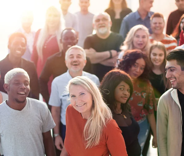 Gran grupo de personas diferentes de pie juntos — Foto de Stock