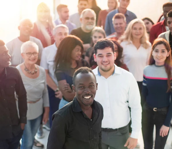 Erfolgreicher Jungunternehmer im Büro — Stockfoto