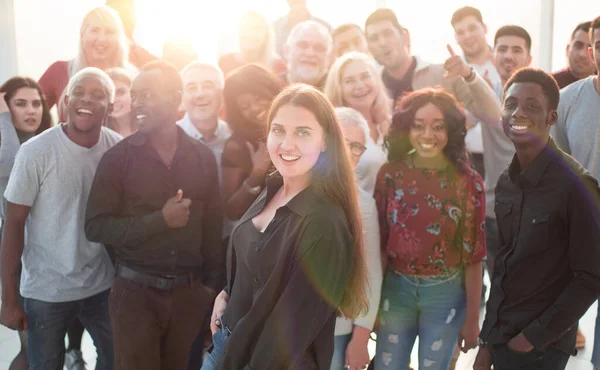 Säker ung kvinna står framför en grupp av hennes vänner — Stockfoto