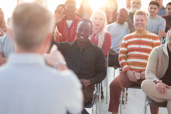 Rückansicht des Redners, der einen Vortrag über ein Unternehmenstreffen hält — Stockfoto