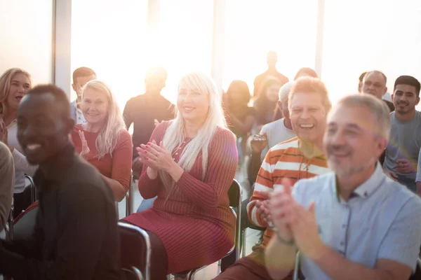 ビジネスセミナーで拍手する笑顔の観客 — ストック写真