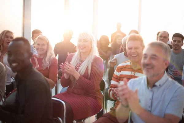 Audiencia sonriente aplaudiendo en un seminario de negocios —  Fotos de Stock