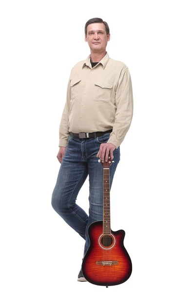 Sorrindo atraente jovem de pé e segurando guitarra — Fotografia de Stock